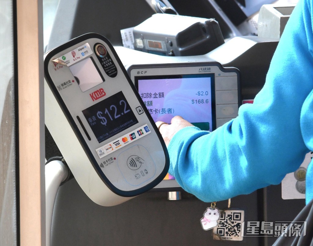 有筲箕灣長者在網上群組大吐苦水,指自己乘搭短途巴士時被多扣了兩毫子車資。(資料圖片非涉事人) 有筲箕灣長者在網上群組大吐苦水,指自己乘搭短途巴士時被多扣了兩毫子車資。(資料圖片非涉事人)