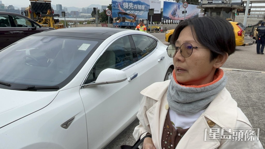 車主兼司機黃女士講述事件經過。楊偉亨攝