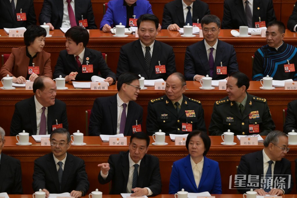 坐下之后分别与坐其左手旁的中央军委委员张升民及刘振立握手，双方交谈甚欢。苏正谦摄