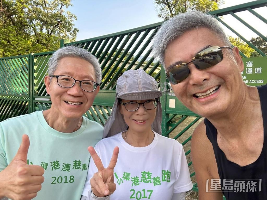 早前譚志強與妻子於九龍塘練跑,與影星周潤發合照。受訪者提供 早前譚志強與妻子於九龍塘練跑,與影星周潤發合照。受訪者提供
