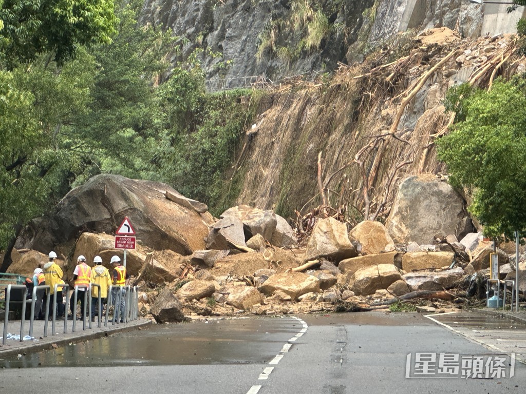 耀興道巨石塌下現場仍封閉。梁國峰攝