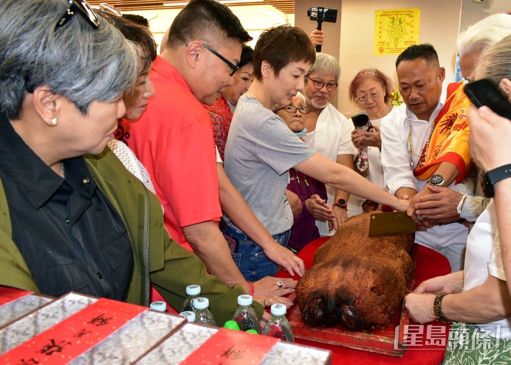 泰國金龍王率胡慧冲和江美儀等切燒豬。
