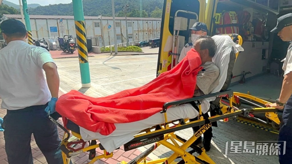 傷者清醒送院。楊偉亨攝 傷者清醒送院。楊偉亨攝