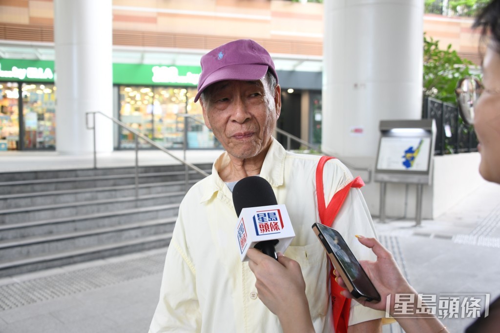 邨民黃伯指，現時一家四口居住，全家均不敢直接飲用自來水。