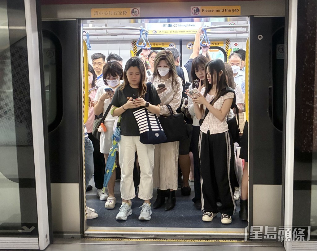 地鐵車廂企滿乘客。 地鐵車廂企滿乘客。