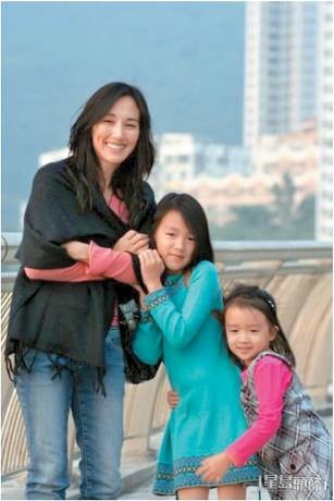 柏安妮育有兩個女兒。 柏安妮育有兩個女兒。 