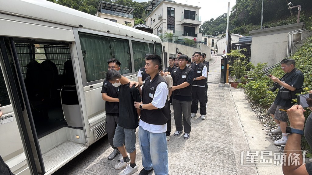 被捕黑工帶署調查。梁國峰攝