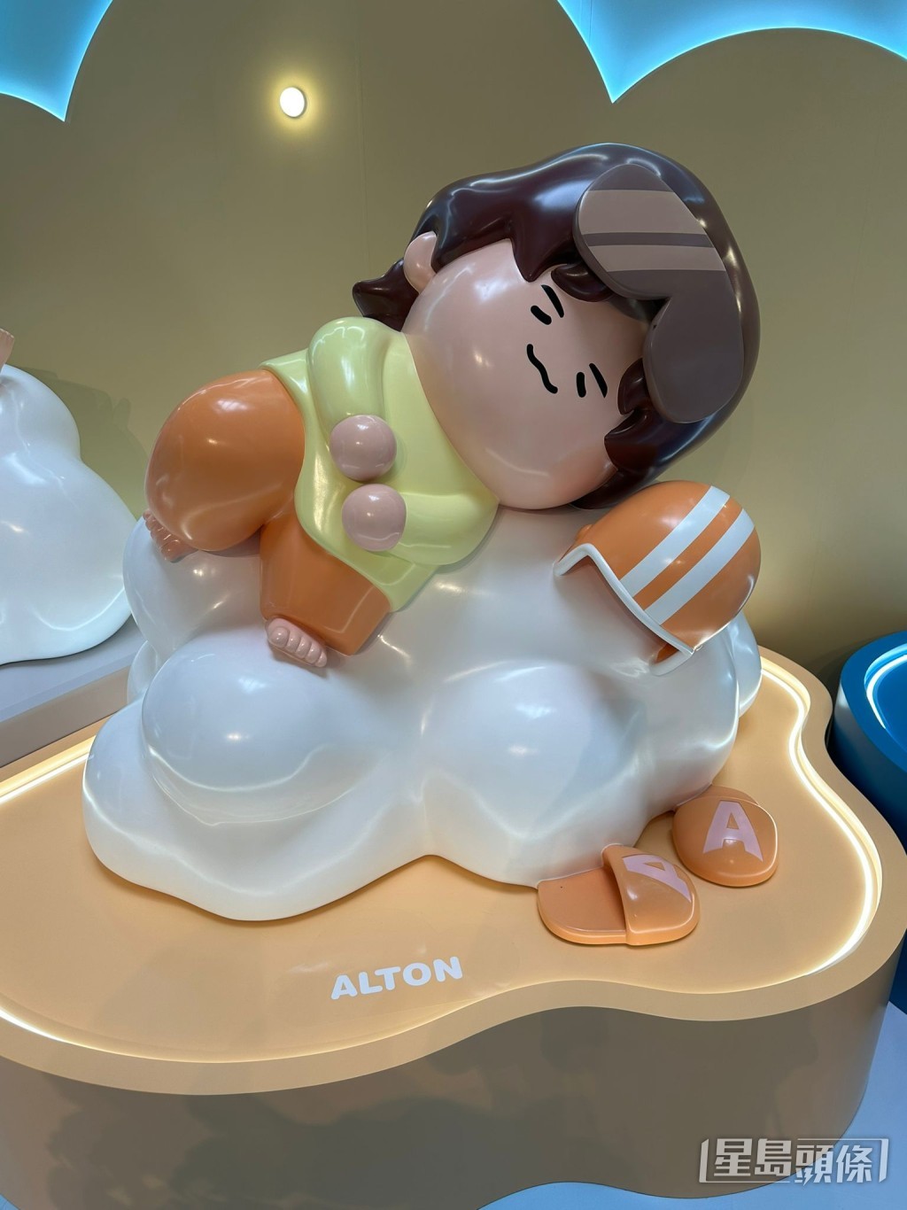 Alton戴住「黑超」瞓。 Alton戴住「黑超」瞓。