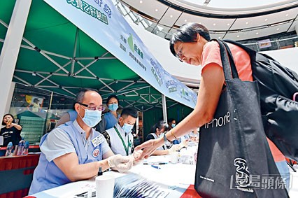 合資格參加者可在康健中心接受免費乙型肝炎表面抗原快速測試，若結果呈陽性，只需繳付180元共付額，可獲資助至家庭醫生接受進一步抽血化驗。資料圖片