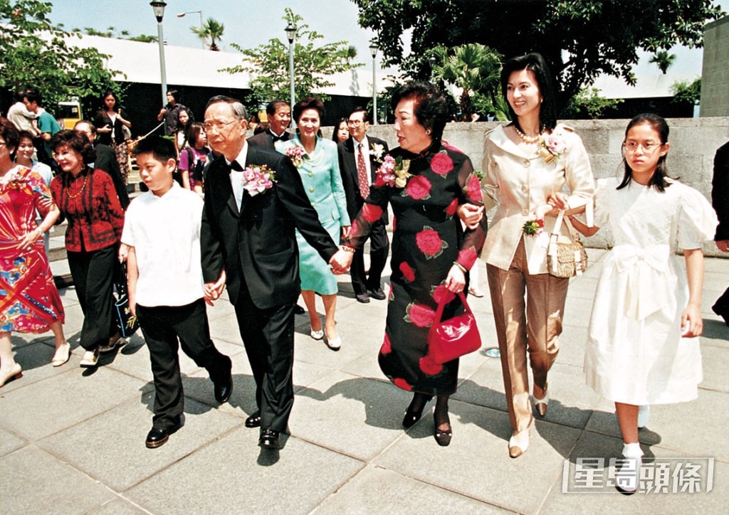 林百欣夫人（左）及媳婦謝玲玲（左2）在大會堂。