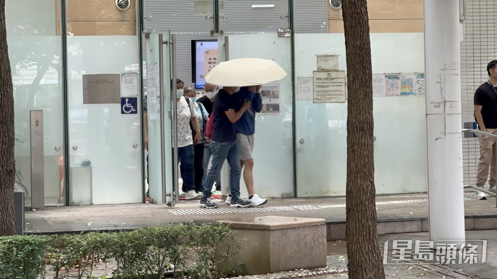 死者眾親友認屍後黯然離開。 死者眾親友認屍後黯然離開。
