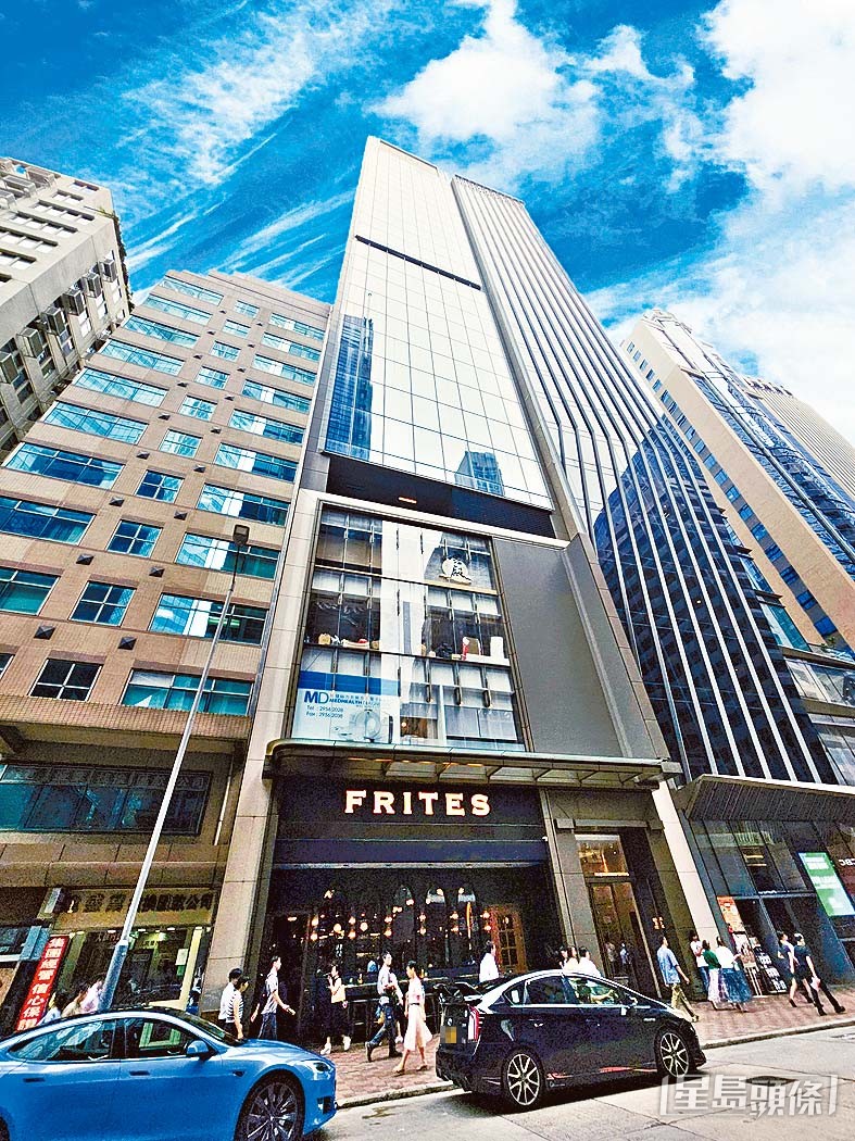 中環皇后大道中的商廈,去年獲來自新加坡的家辦購入作長線投資。 中環皇后大道中的商廈,去年獲來自新加坡的家辦購入作長線投資。