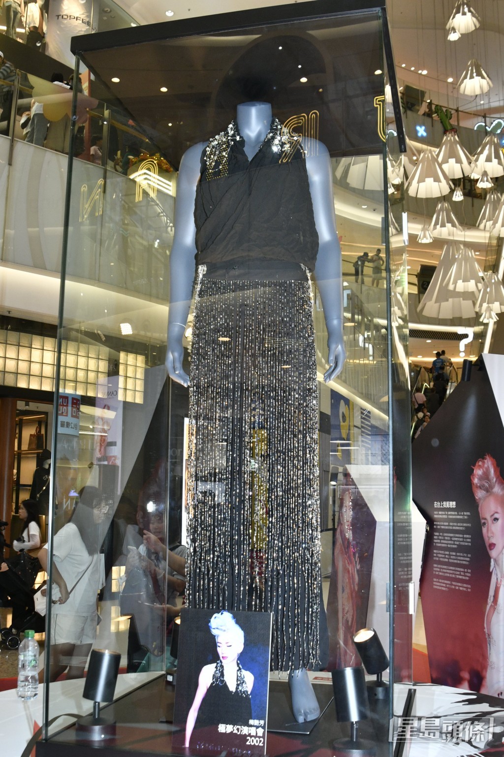 梅艳芳的演出服装展出。