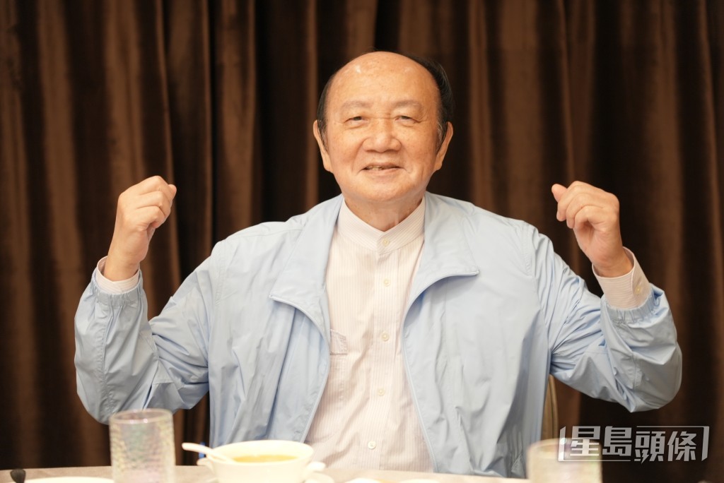 現時77歲的詹培忠仍精神飽滿、轉數夠快，說話流利。