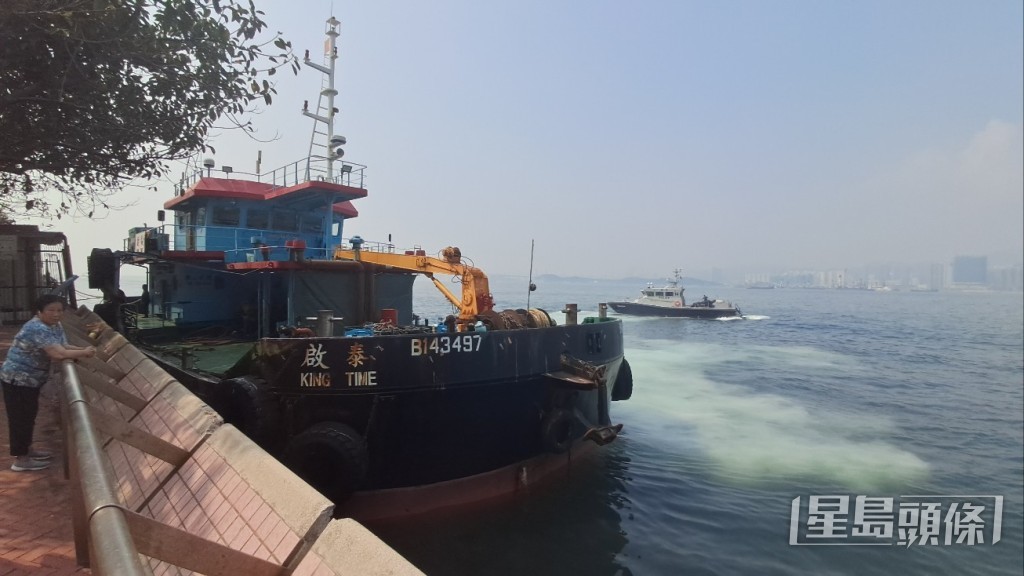 運油船撞毀碼頭膠圍欄。林思明攝 運油船撞毀碼頭膠圍欄。林思明攝