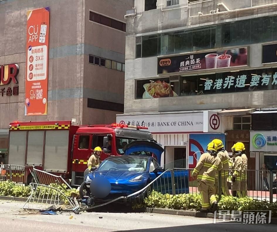 私家車自炒剷上花槽。網上圖片