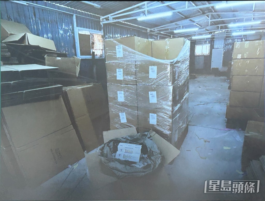 海關展示私煙倉庫環境。