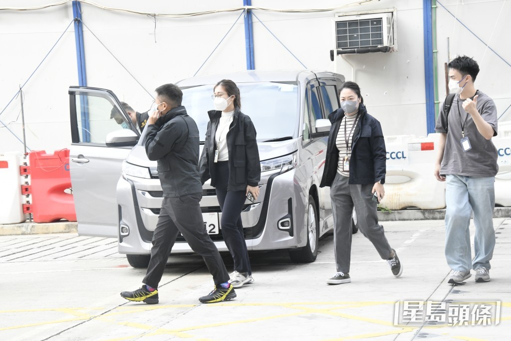 屯門警區重案組探員到醫院了解事件。楊偉亨攝