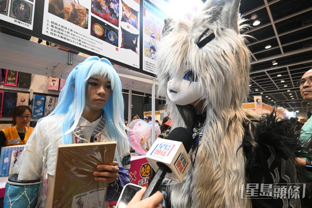 另一名Cosplayer梁先生則表示今日總預算約800元,又指今年人流較往年多,因擔心颱風影響明日展覽,特意選擇今日入場。 另一名Cosplayer梁先生則表示今日總預算約800元,又指今年人流較往年多,因擔心颱風影響明日展覽,特意選擇今日入場。