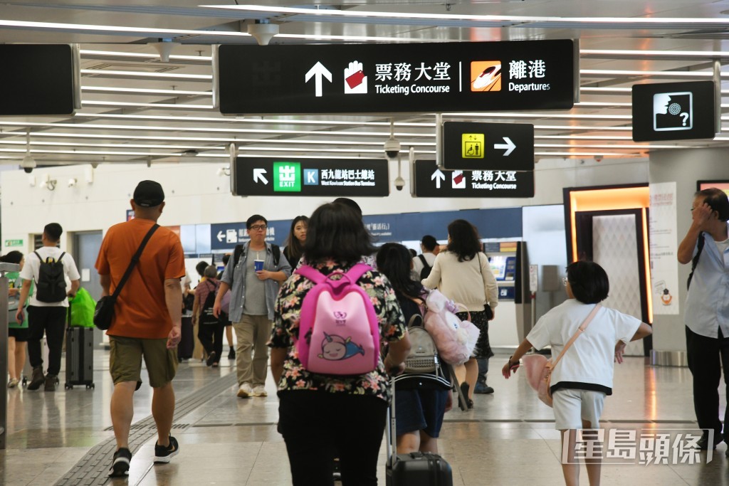 由於天氣情況惡劣,個別來往香港西九龍站及北京西、廣州南的高速鐵路列車車次取消。資料圖片 由於天氣情況惡劣,個別來往香港西九龍站及北京西、廣州南的高速鐵路列車車次取消。資料圖片