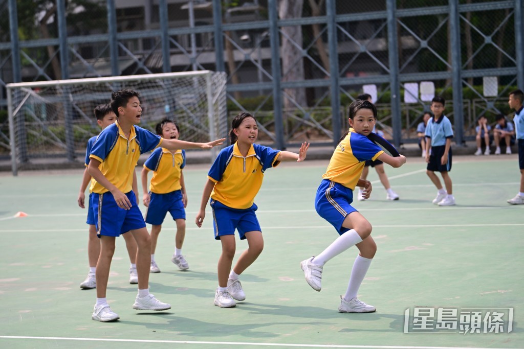 每年清明節均有大批市民攜同子女北上祭祖,探訪祖籍家鄉。資料圖片 每年清明節均有大批市民攜同子女北上祭祖,探訪祖籍家鄉。資料圖片