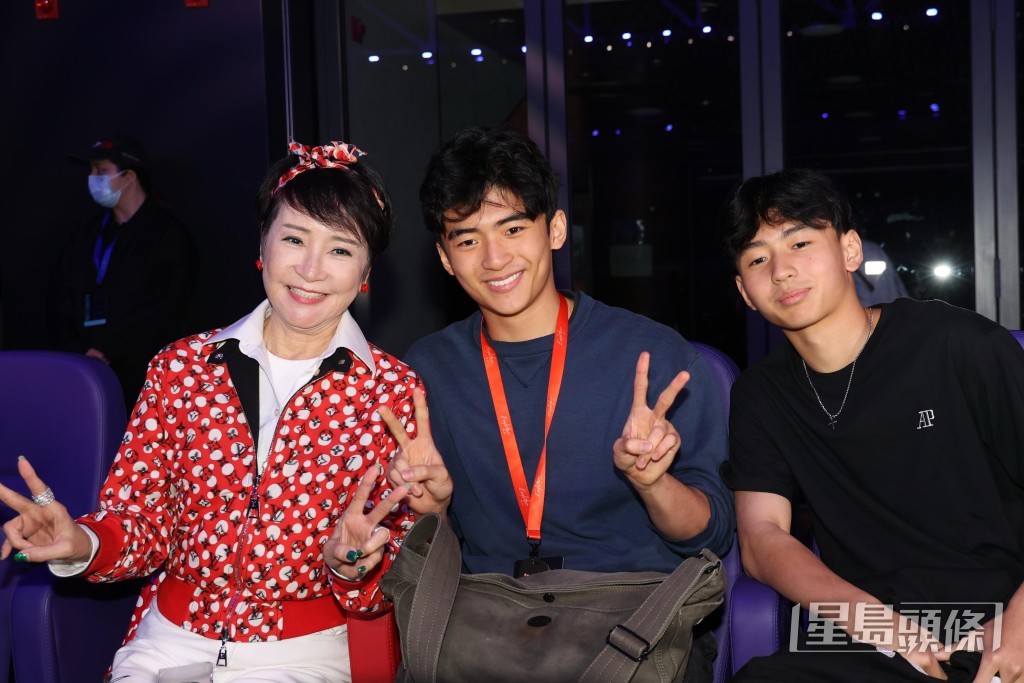 狄波拉4月底到啟德看兒子謝霆鋒演唱會,Lucas及Quintus陪嫲嫲坐VIP位。 狄波拉4月底到啟德看兒子謝霆鋒演唱會,Lucas及Quintus陪嫲嫲坐VIP位。