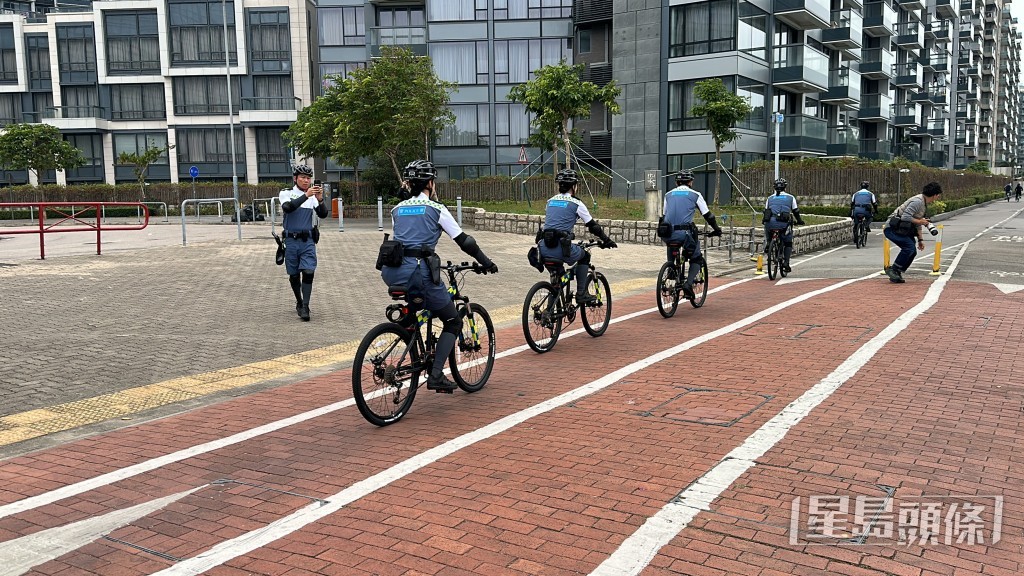 單車巡邏隊今日首日以新制服及新裝備巡邏單車徑。梁國峰攝