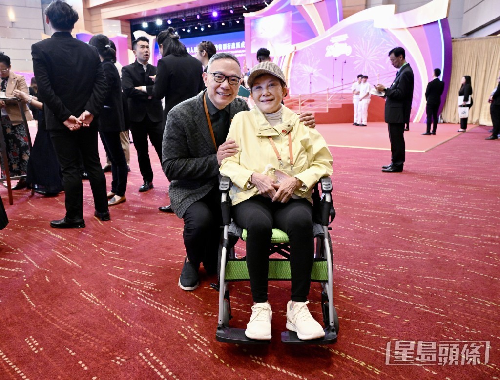 謝偉俊一直不離不棄照顧白韻琹。 謝偉俊一直不離不棄照顧白韻琹。