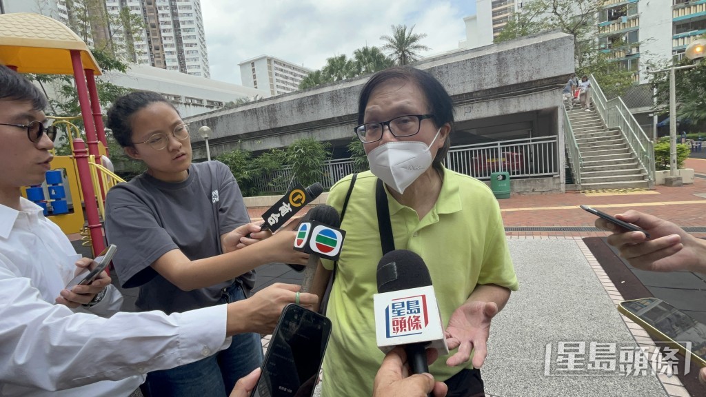 馮先生表示一有時間就練習行樓梯，預備下周上樓執拾。楊偉亨攝