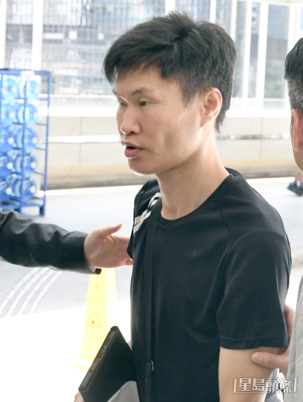 曾焌熙今早向法庭稱無錢乘車到法院。何君健攝 曾焌熙今早向法庭稱無錢乘車到法院。何君健攝