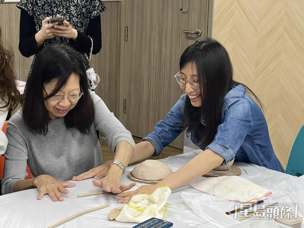 家福會曾舉辦子親陶瓷班,圖中母女首次接觸陶瓷,興致勃勃。 受訪者提供 家福會曾舉辦子親陶瓷班,圖中母女首次接觸陶瓷,興致勃勃。 受訪者提供