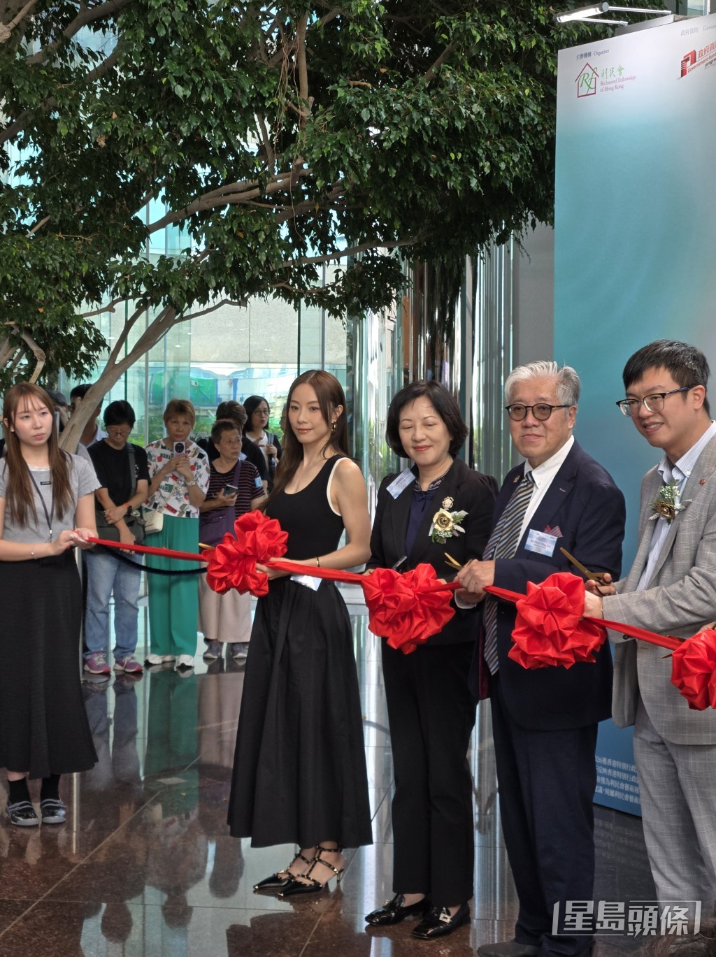 鄧麗欣（Stephy）到中環出席《情緒日常·藝術綻放》藝術展覽開幕典禮，她以藝術家身份為大家帶來三幅作品，在商場展出。
