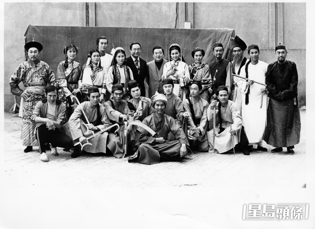 1979年,無綫劇集《書劍恩仇錄》的幕後照片,關海山(後排右四)與(前排左二)關聰同場合影。 1979年,無綫劇集《書劍恩仇錄》的幕後照片,關海山(後排右四)與(前排左二)關聰同場合影。