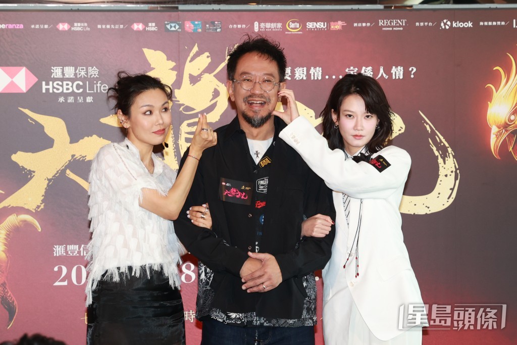 何嘉莉則飾演已故前妻。
