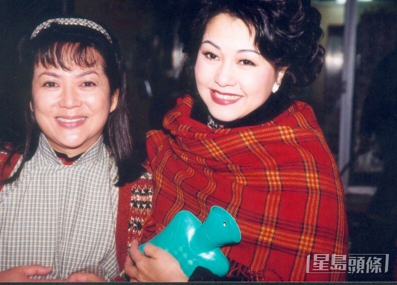 2002年胡美仪和冯宝宝拍亚视剧集《万家灯火》。