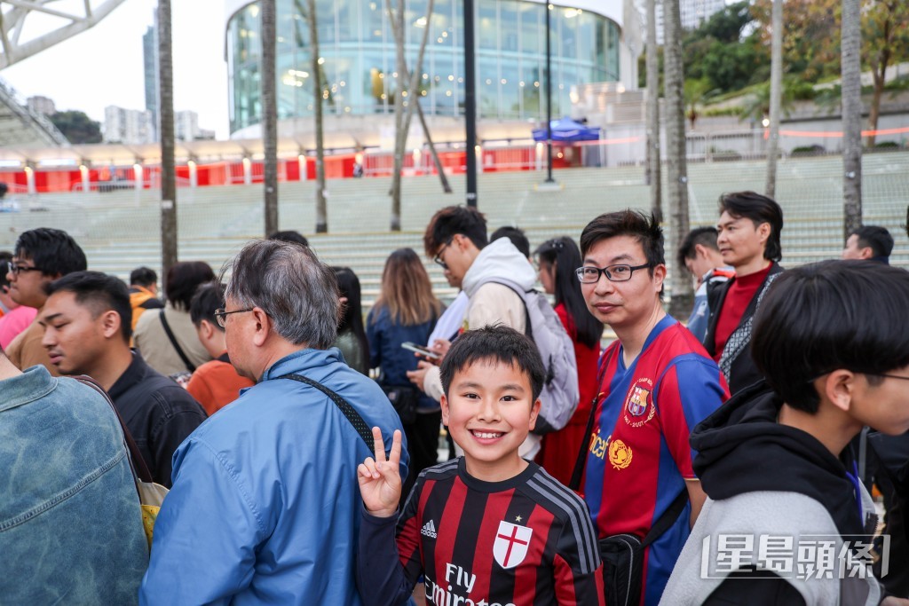 大批球迷傍晚陸續入場。