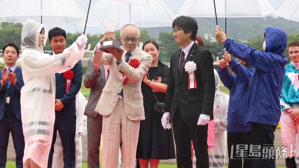 「浪漫勇士」馬主劉栢輝在頒獎台上接過獎盃。 攝:Bit Lau 「浪漫勇士」馬主劉栢輝在頒獎台上接過獎盃。 攝:Bit Lau