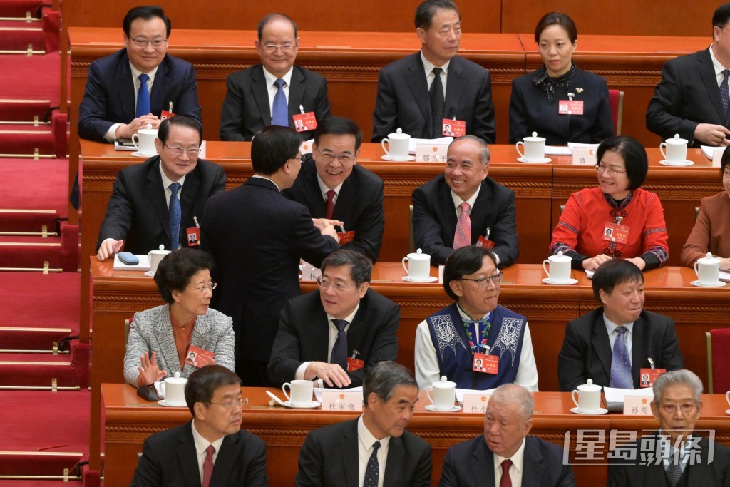 李家超入座时，沿路与众人打招呼。苏正谦摄