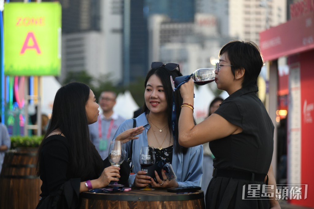 旅發局「香港美酒佳餚巡禮」在中環海濱活動空間舉行。何健勇攝