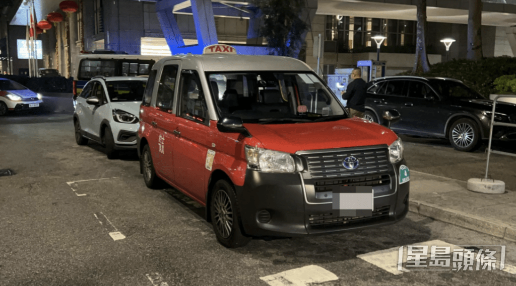 抵達目的地後,司機向警員索取350元車資,懷疑涉及濫收費用。蔡楚輝攝 抵達目的地後,司機向警員索取350元車資,懷疑涉及濫收費用。蔡楚輝攝