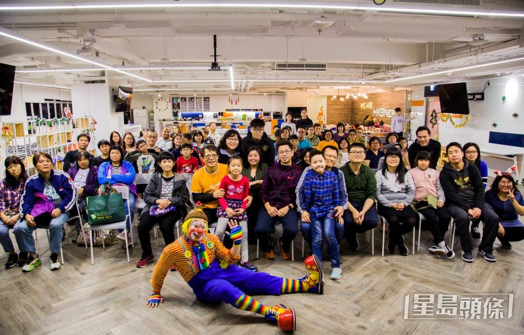 邵日赞投身服务聋人廿载。 邵日赞投身服务聋人廿载。