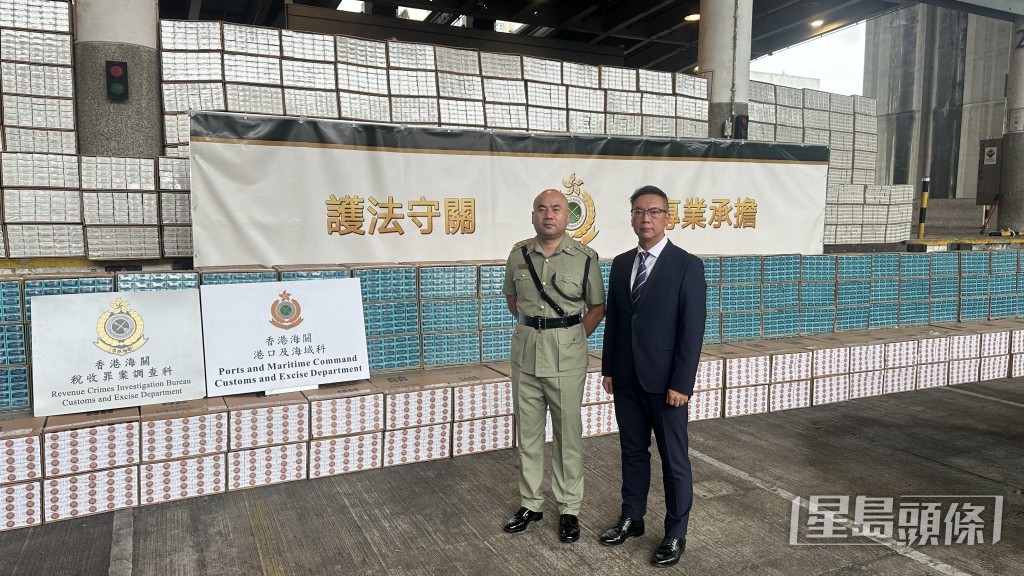 海關税收罪案調查科稅收調查第一組指揮官林澤麟(圖右)及港口及海域科貨櫃貨物檢查組指揮官陳夢廸講述案情。劉漢權攝 海關税收罪案調查科稅收調查第一組指揮官林澤麟(圖右)及港口及海域科貨櫃貨物檢查組指揮官陳夢廸講述案情。劉漢權攝
