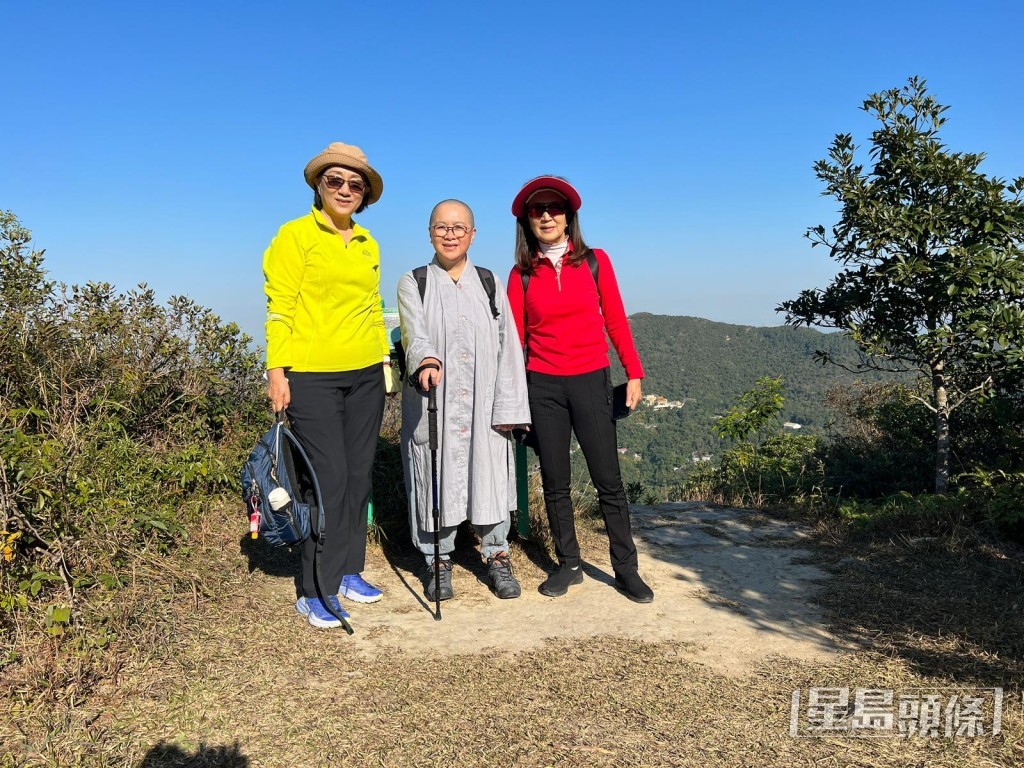 馬海倫曾經與好友及僧人一齊行山。（圖片：受訪者提拱）