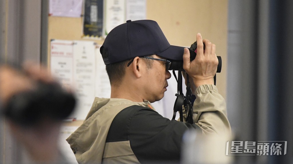 丁冠豪今朝一度捉住班德礼倾谈，摆明商讨「隼风云」出击大计。