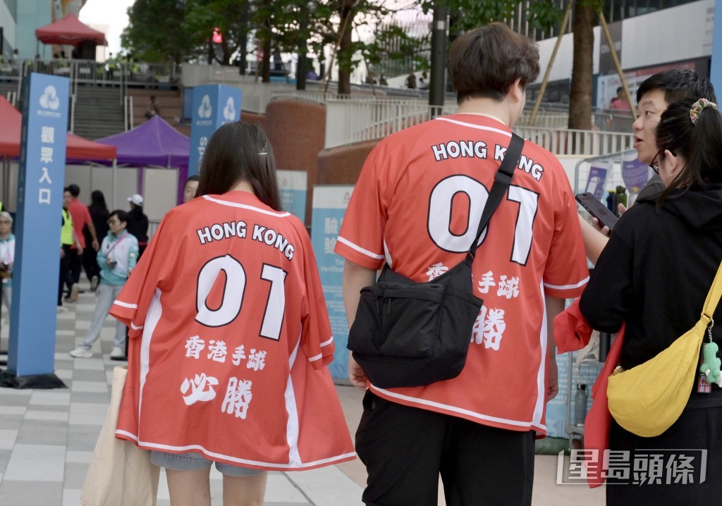 有市民更特意在球迷會訂製應援隊服,希望主場作戰帶給港隊最大的支持。 有市民更特意在球迷會訂製應援隊服,希望主場作戰帶給港隊最大的支持。