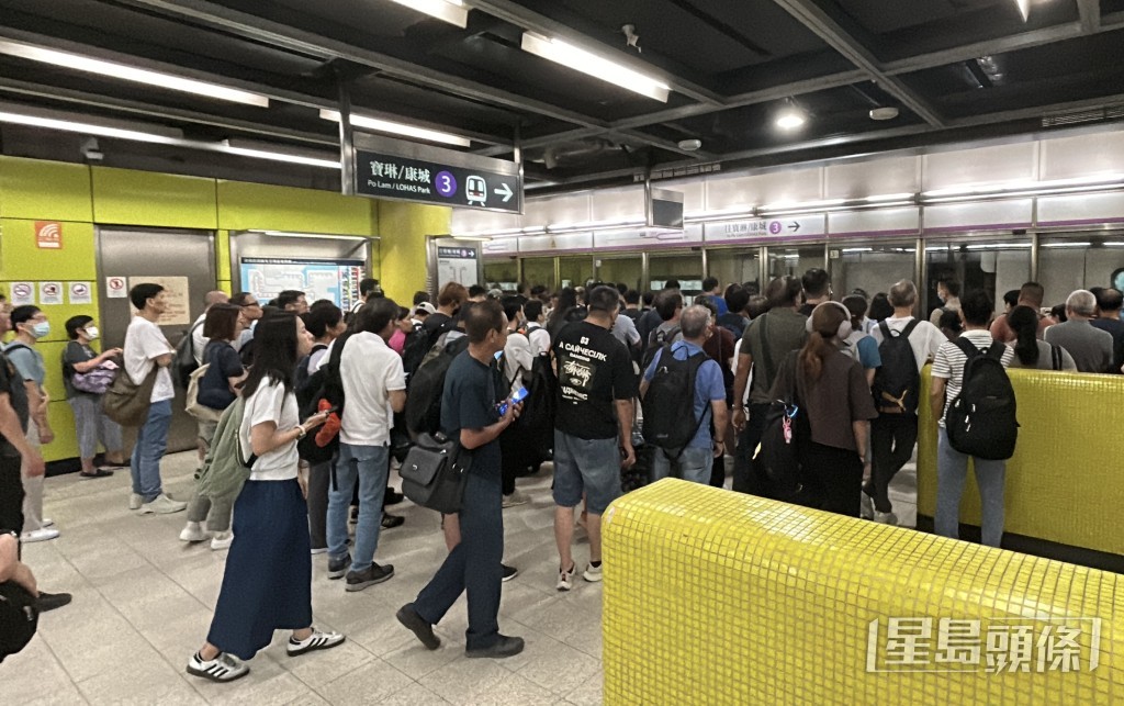 調景嶺月台擠滿候車乘客。林思明攝 調景嶺月台擠滿候車乘客。林思明攝