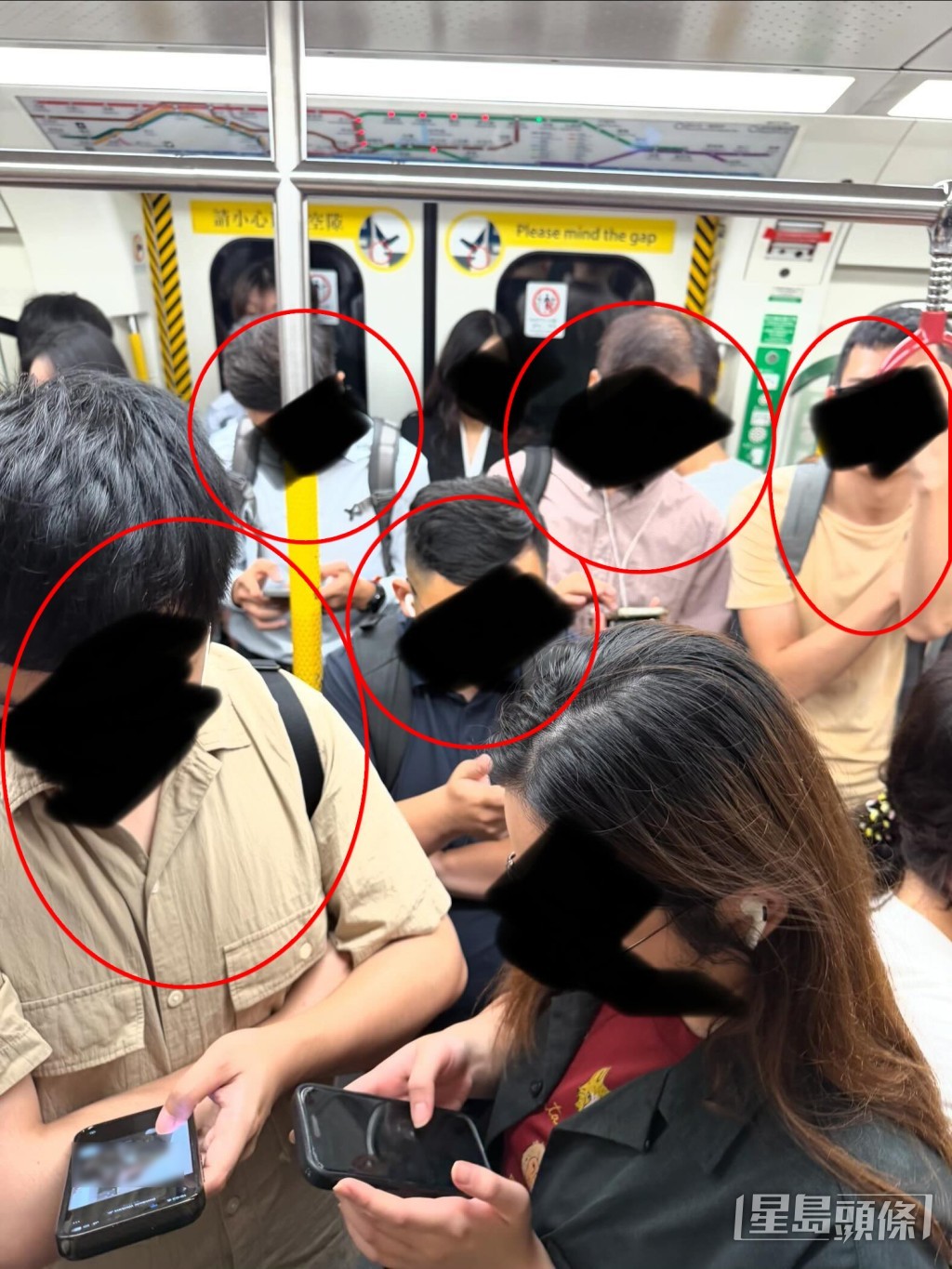 樓主批評在有限的企位空間中,這幾個背囊明顯向後凸出,佔據了不少原本可以企人的空間,令原來已經逼爆的車廂顯得更具壓迫感。(帖文截圖) 樓主批評在有限的企位空間中,這幾個背囊明顯向後凸出,佔據了不少原本可以企人的空間,令原來已經逼爆的車廂顯得更具壓迫感。(帖文截圖)