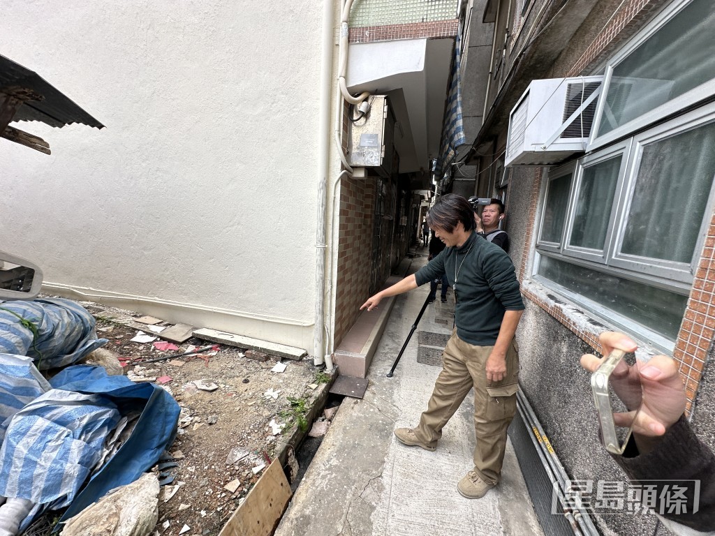 鄭先生指着死者當日伏屍的位置。梁國峰攝