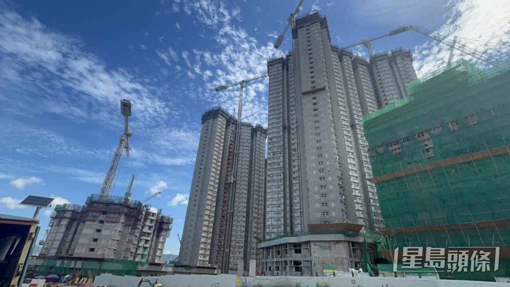 香港有不少樓宇高度達到或超過30層高。