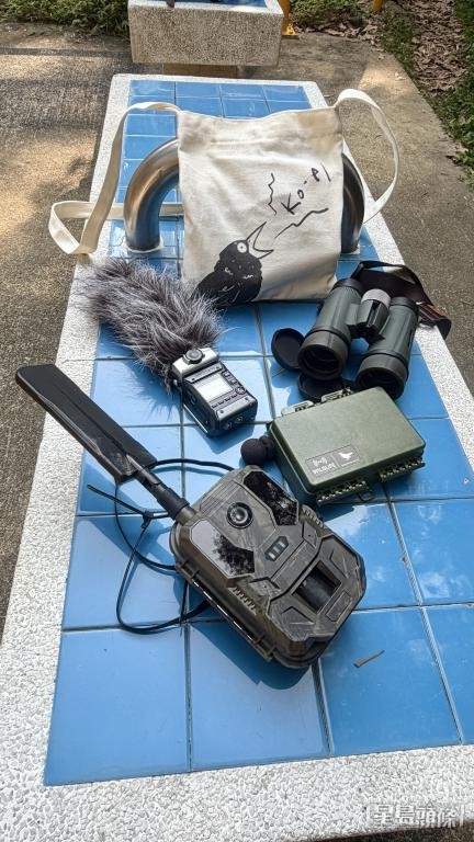 每次野外考察，江珀墉備齊紅外線相機、被動聲學監測儀器及雙筒望遠鏡等裝備。 受訪者提供